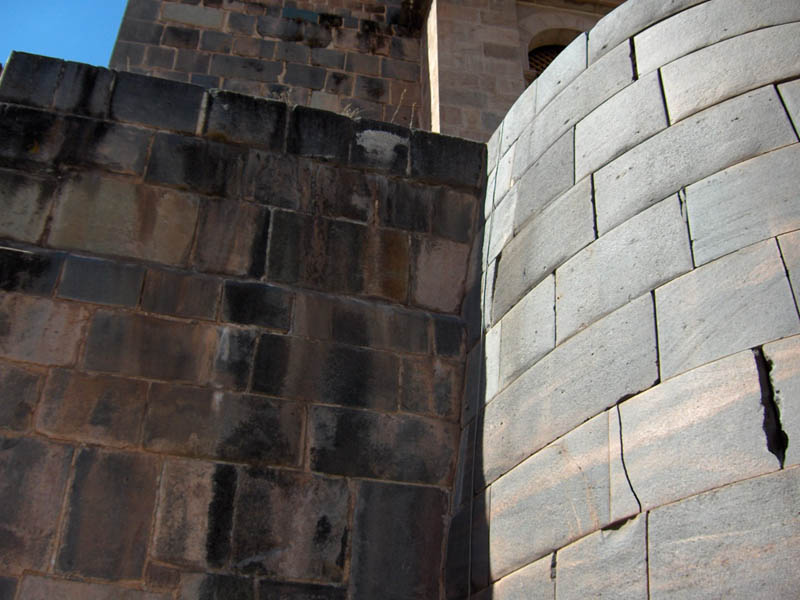 Classic comparision of workmanship - Spanish on the left - Inca on the right